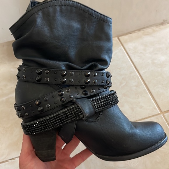 These boots are soooo CUTE! Size 9.5 fits like 9. Brand Not Rated - Picture 6 of 9